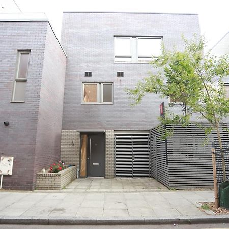 Spacious 3-Story Retreat With Rooftop Terrace And Modern Amenities London Kültér fotó