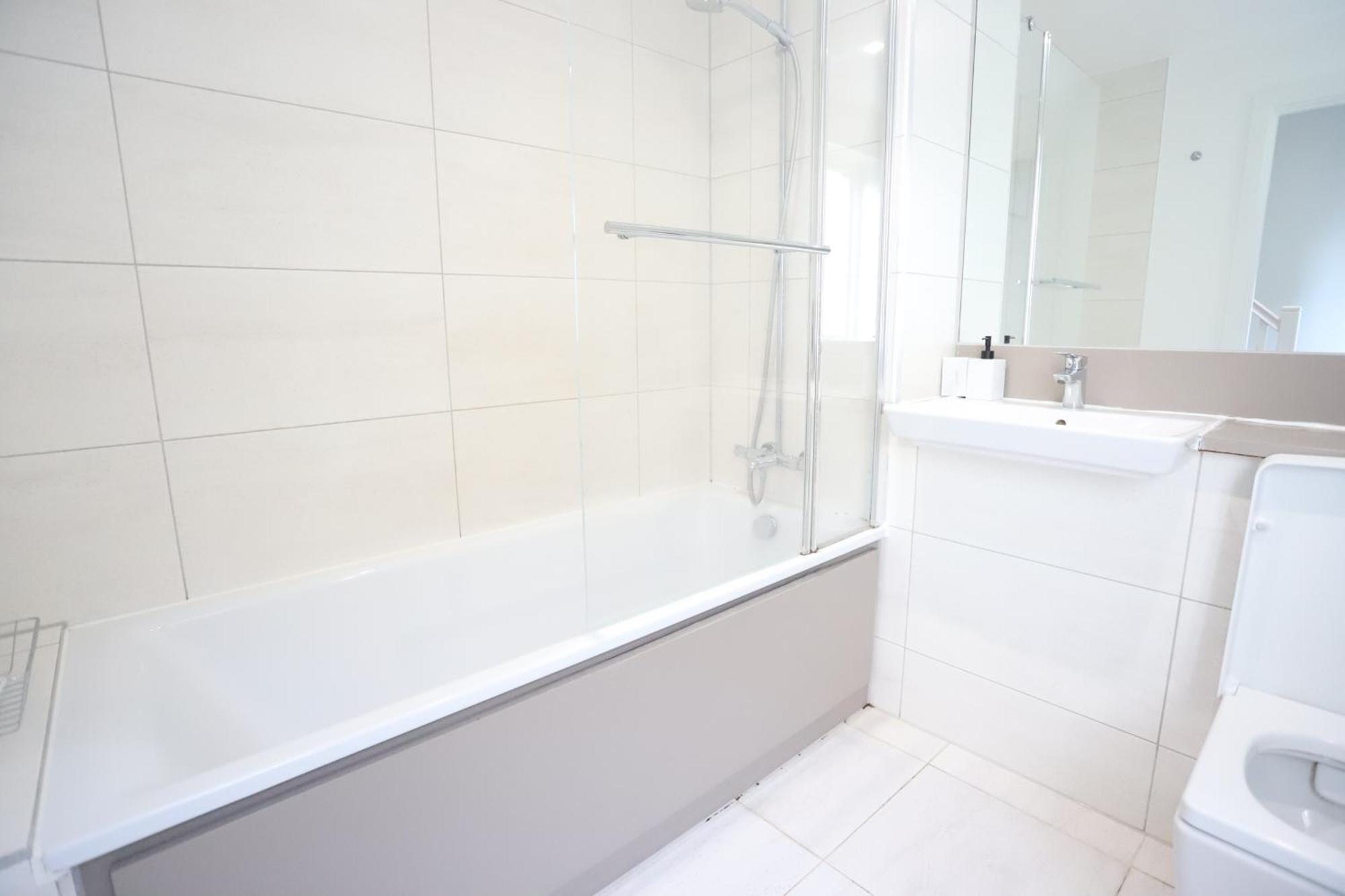 Spacious 3-Story Retreat With Rooftop Terrace And Modern Amenities London Kültér fotó