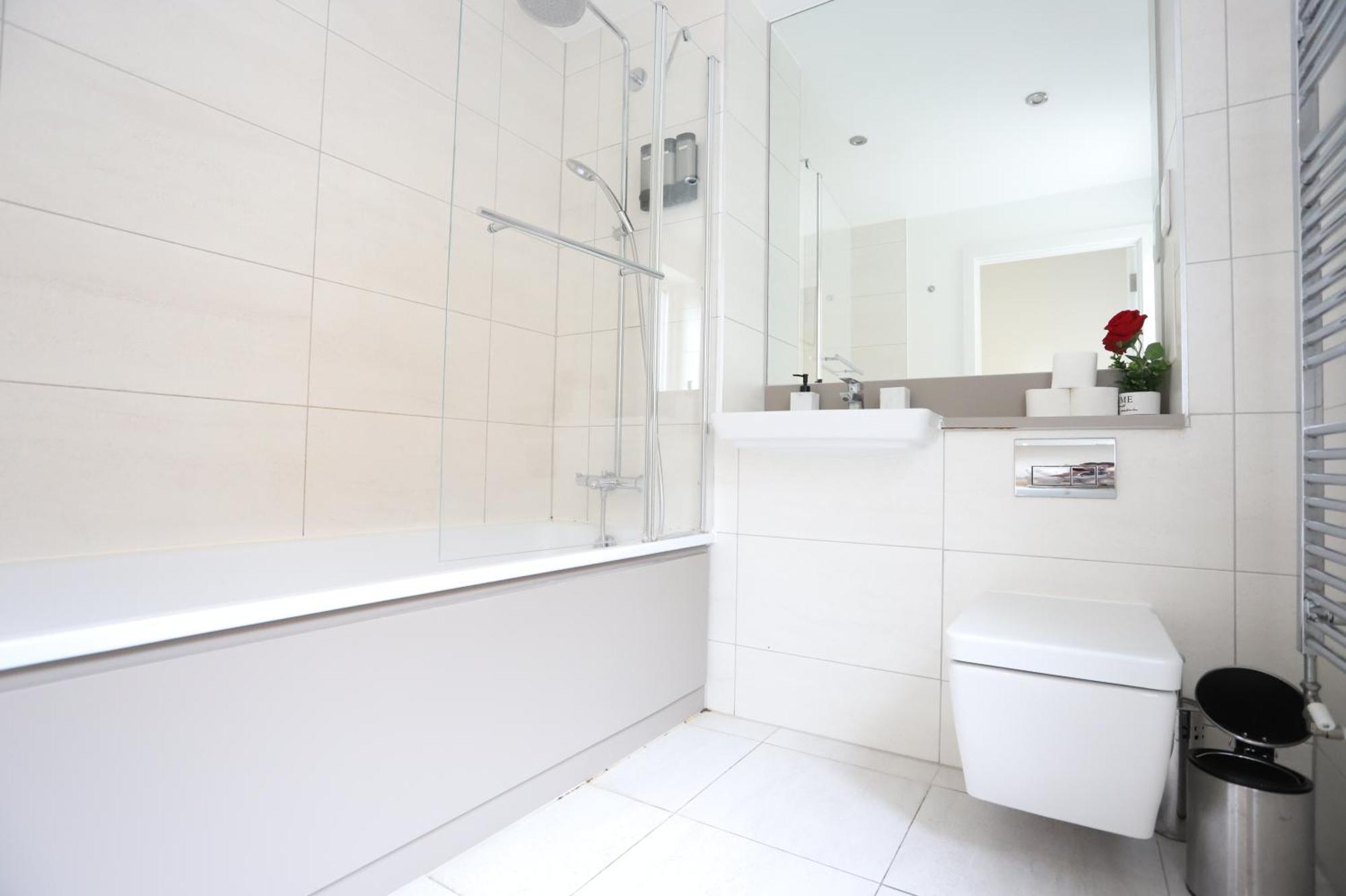 Spacious 3-Story Retreat With Rooftop Terrace And Modern Amenities London Kültér fotó
