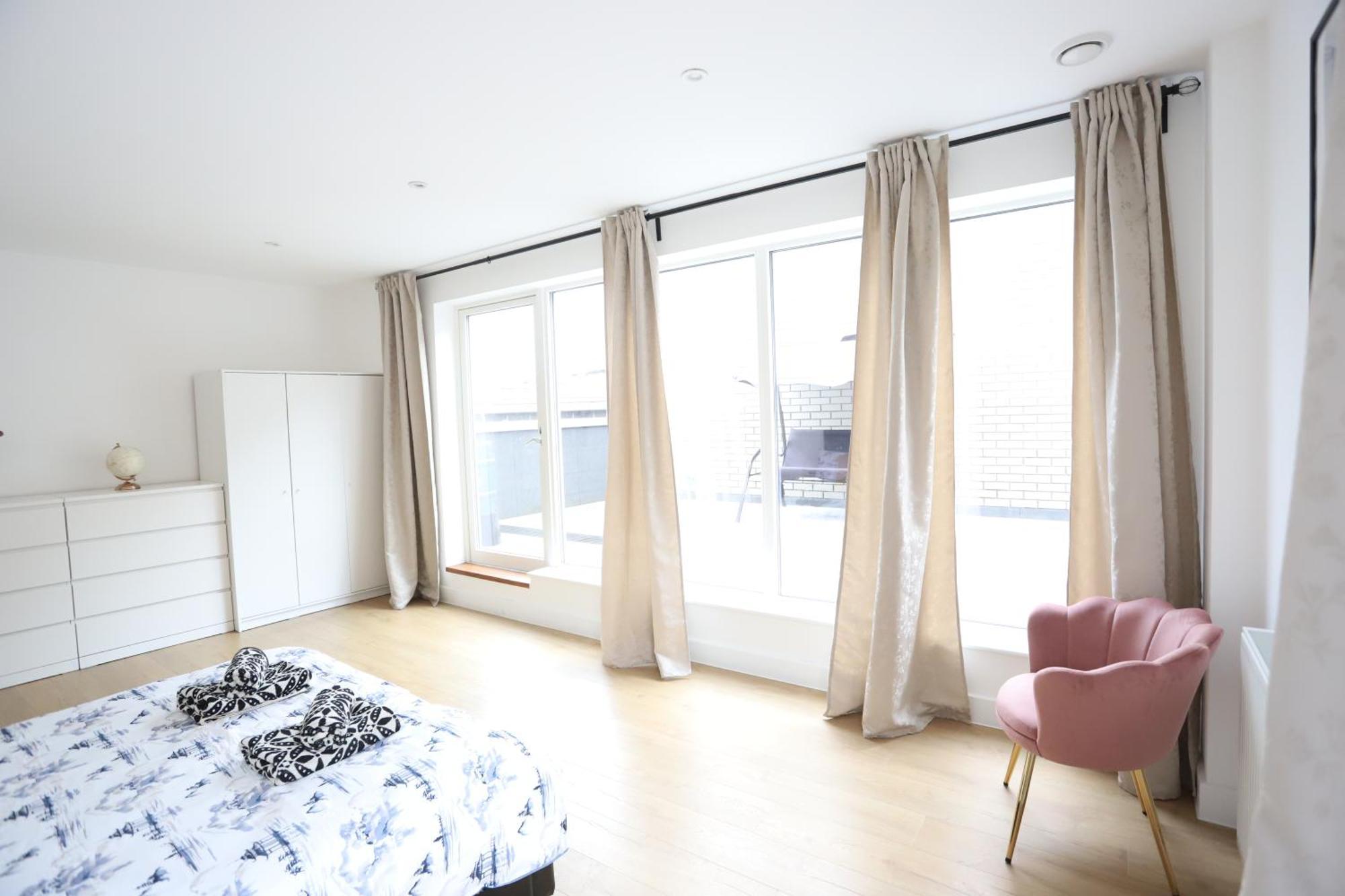 Spacious 3-Story Retreat With Rooftop Terrace And Modern Amenities London Kültér fotó