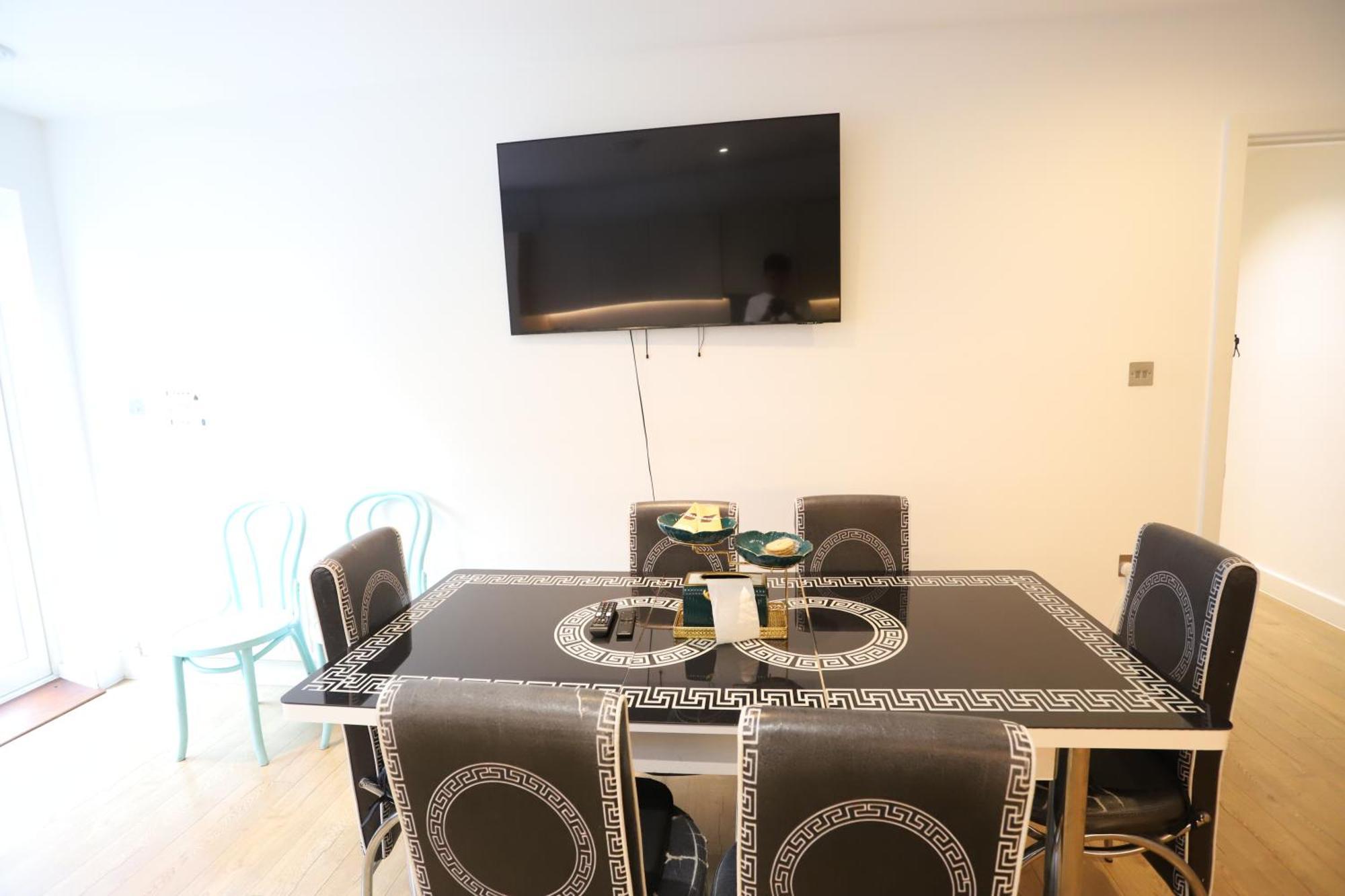 Spacious 3-Story Retreat With Rooftop Terrace And Modern Amenities London Kültér fotó