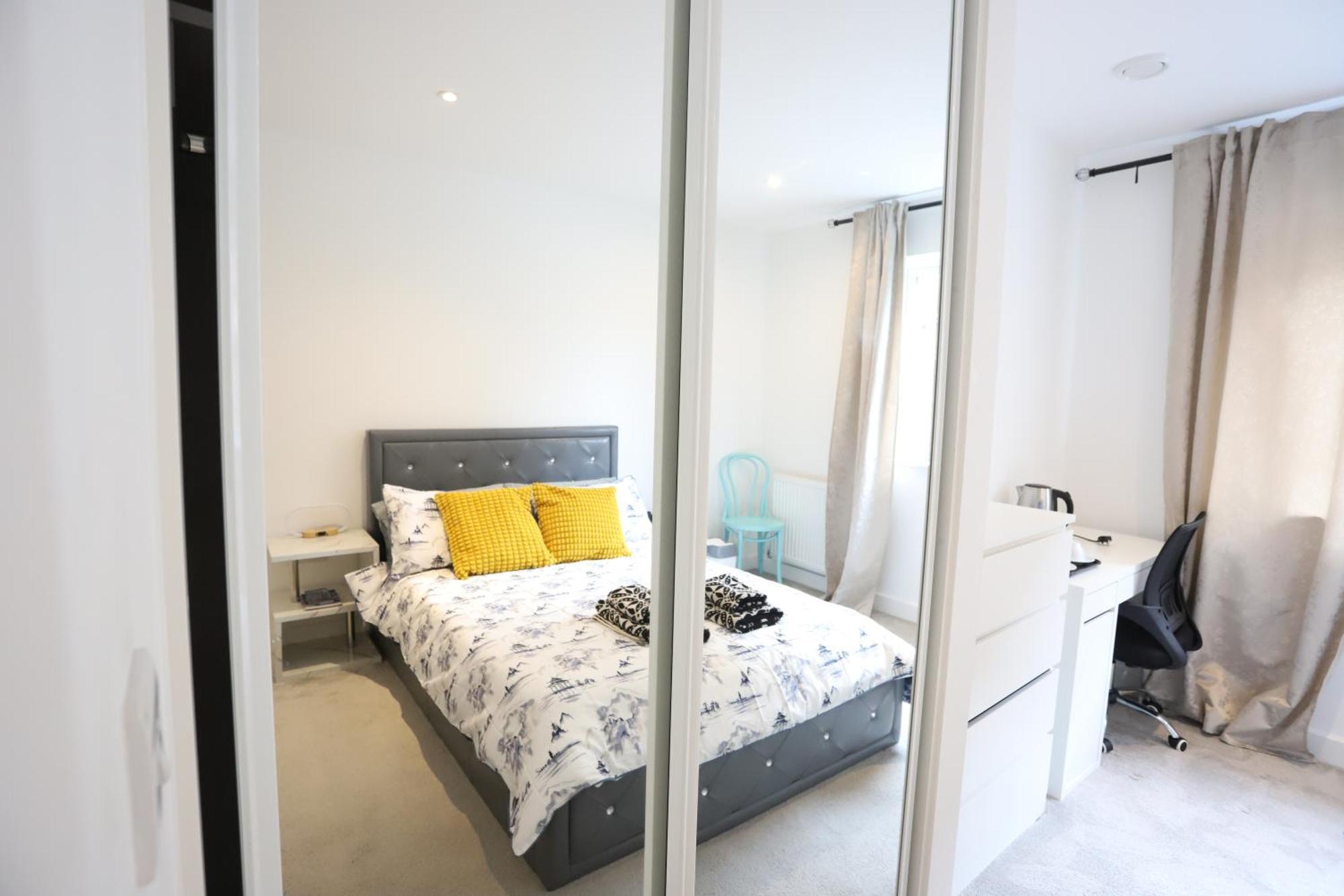 Spacious 3-Story Retreat With Rooftop Terrace And Modern Amenities London Kültér fotó
