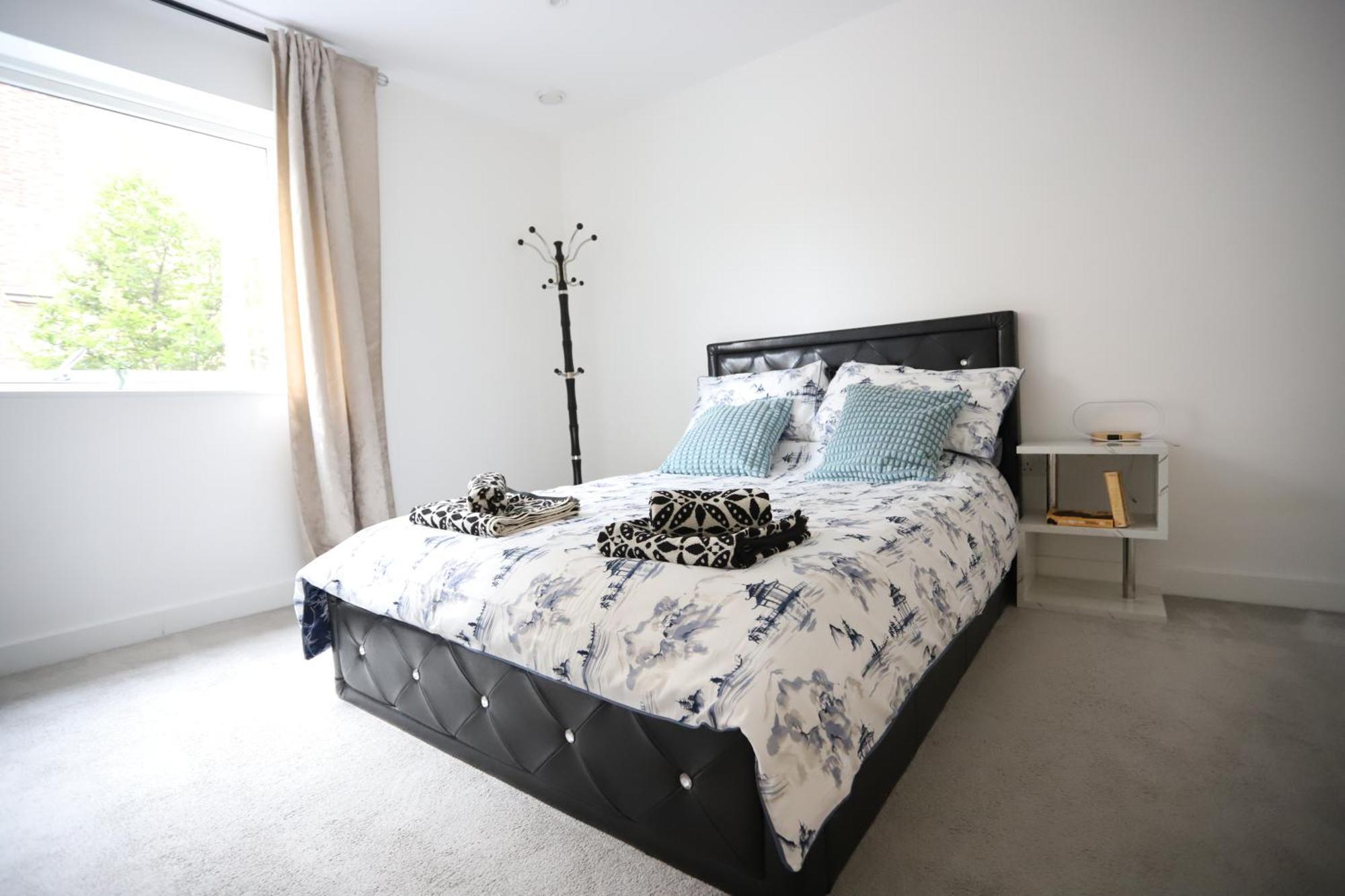 Spacious 3-Story Retreat With Rooftop Terrace And Modern Amenities London Kültér fotó