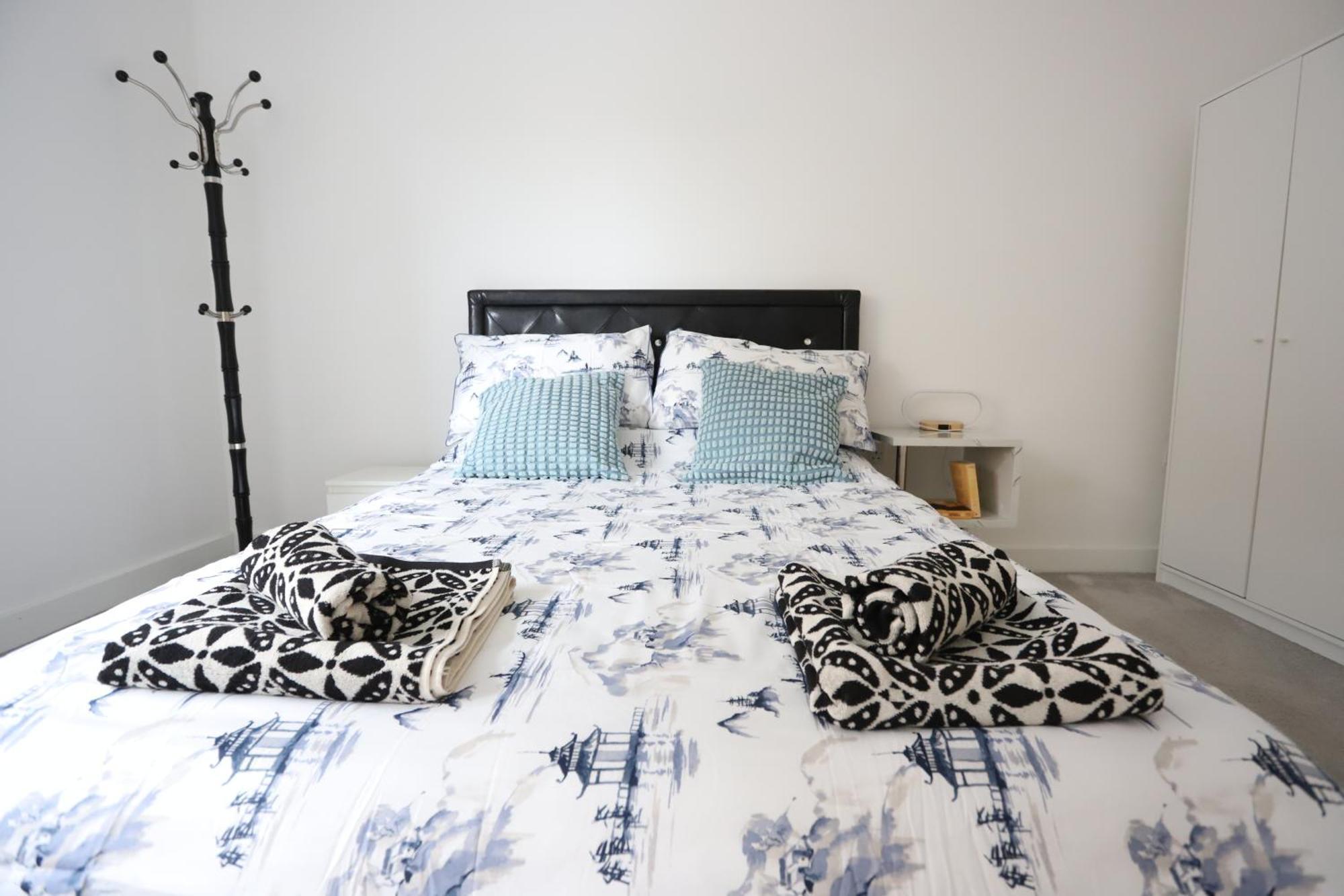 Spacious 3-Story Retreat With Rooftop Terrace And Modern Amenities London Kültér fotó